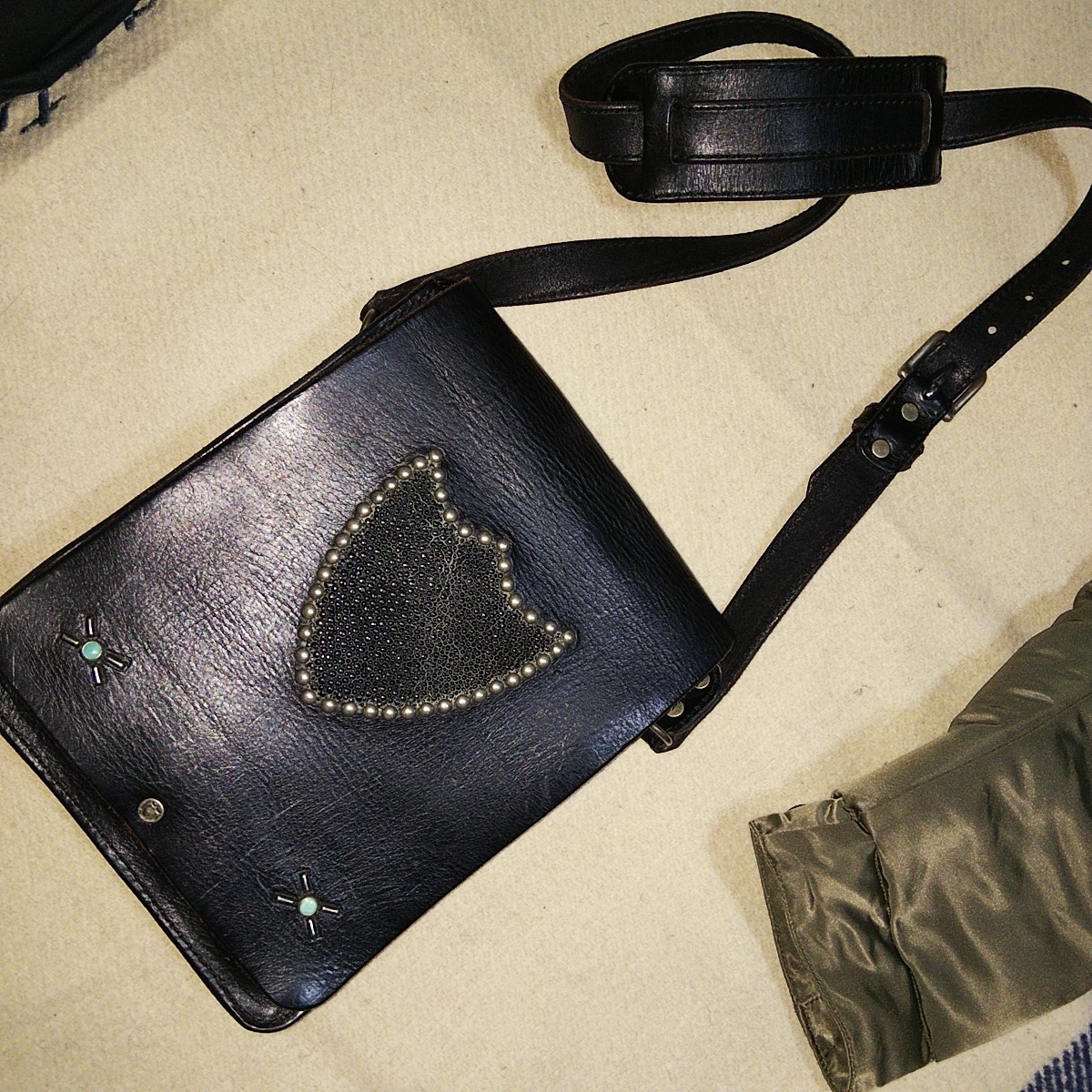 Hollywood Trading Company ショルダーバッグ スタッズ HTC スタッズ ショルダーバッグ 厚手ブライドルレザー ブラック 希少