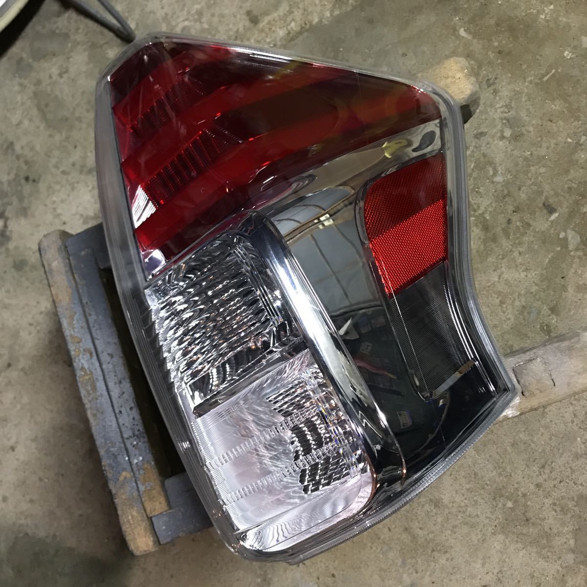 ZVW40/ZVW41 プリウスα 後期 純正 右 テールランプ 右側 運転席側