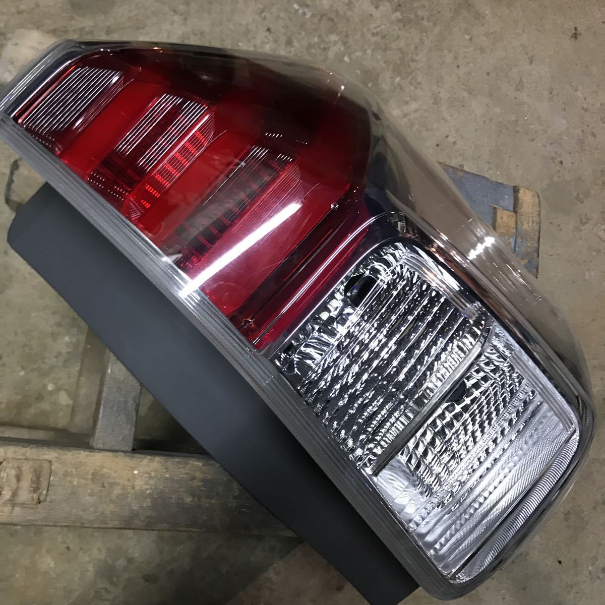 ZVW40/ZVW41 プリウスα 後期 純正 右 テールランプ 右側 運転席側