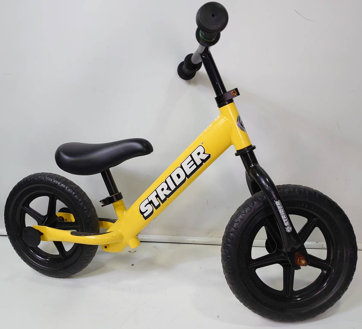 STRIDER ストライダー バランスバイク スポーツ 12インチ キックバイク ST-4 日本正規品 黄色 ST-J4（レッド) 赤&frasl;黒 0 SPORT イエロー 状態良好STRIDER イエロー｜Yahoo!フリマ（旧