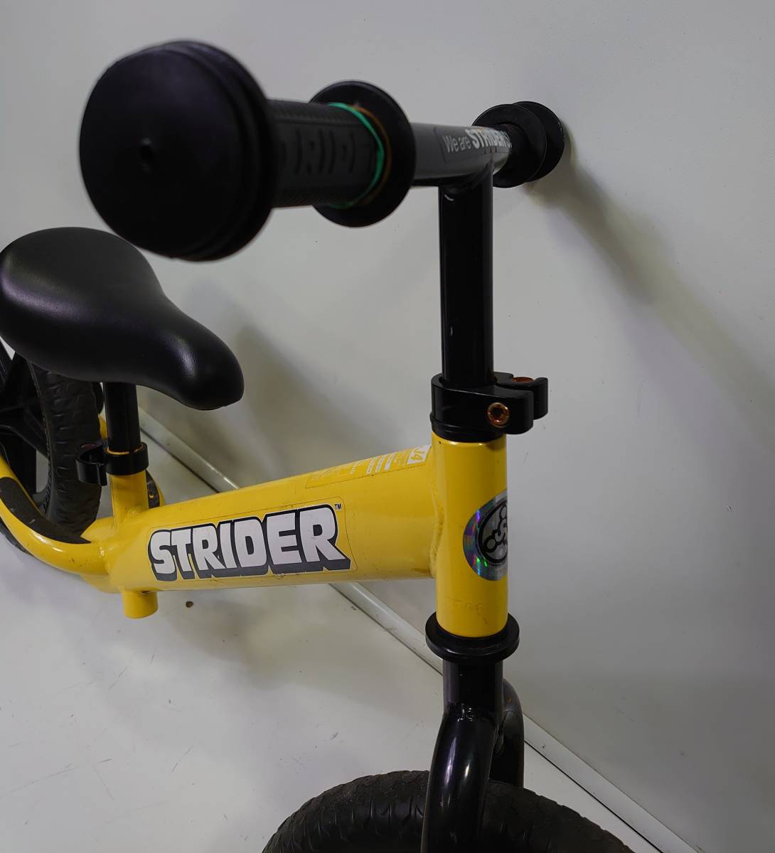 STRIDER ストライダー バランスバイク スポーツ 12インチ キックバイク ST-4 日本正規品 黄色 ST-J4（レッド) 赤&frasl;黒 0 SPORT イエロー 状態良好STRIDER イエロー｜Yahoo!フリマ（旧