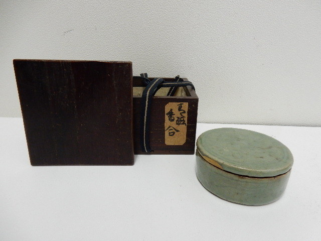 とても古い青磁象嵌 香合 　金の丸が施されています。 青磁 丸 香合 とても古い青磁象嵌 【公式通販】