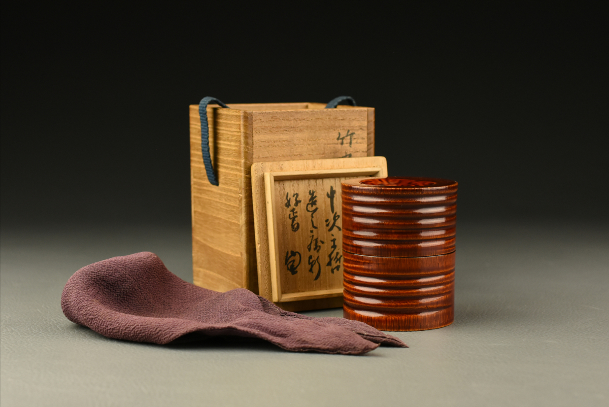 茶道具　塗師　中村宗哲作　朱塗　鶴松文　中棗　時代箱付　V　6508 古多】中村宗哲 朱塗 竹中次 棗 ナツメ 書付箱◇在銘/