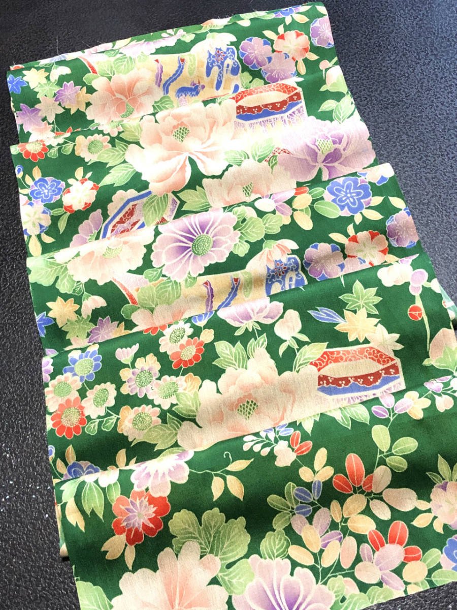 古布*縮緬】*正絹*錦紗*濃い緑地、檜扇、牡丹、貝桶、四季の草花 古布*縮緬】*正絹*錦紗*濃い緑地、檜扇、牡丹、貝桶、四季の草花