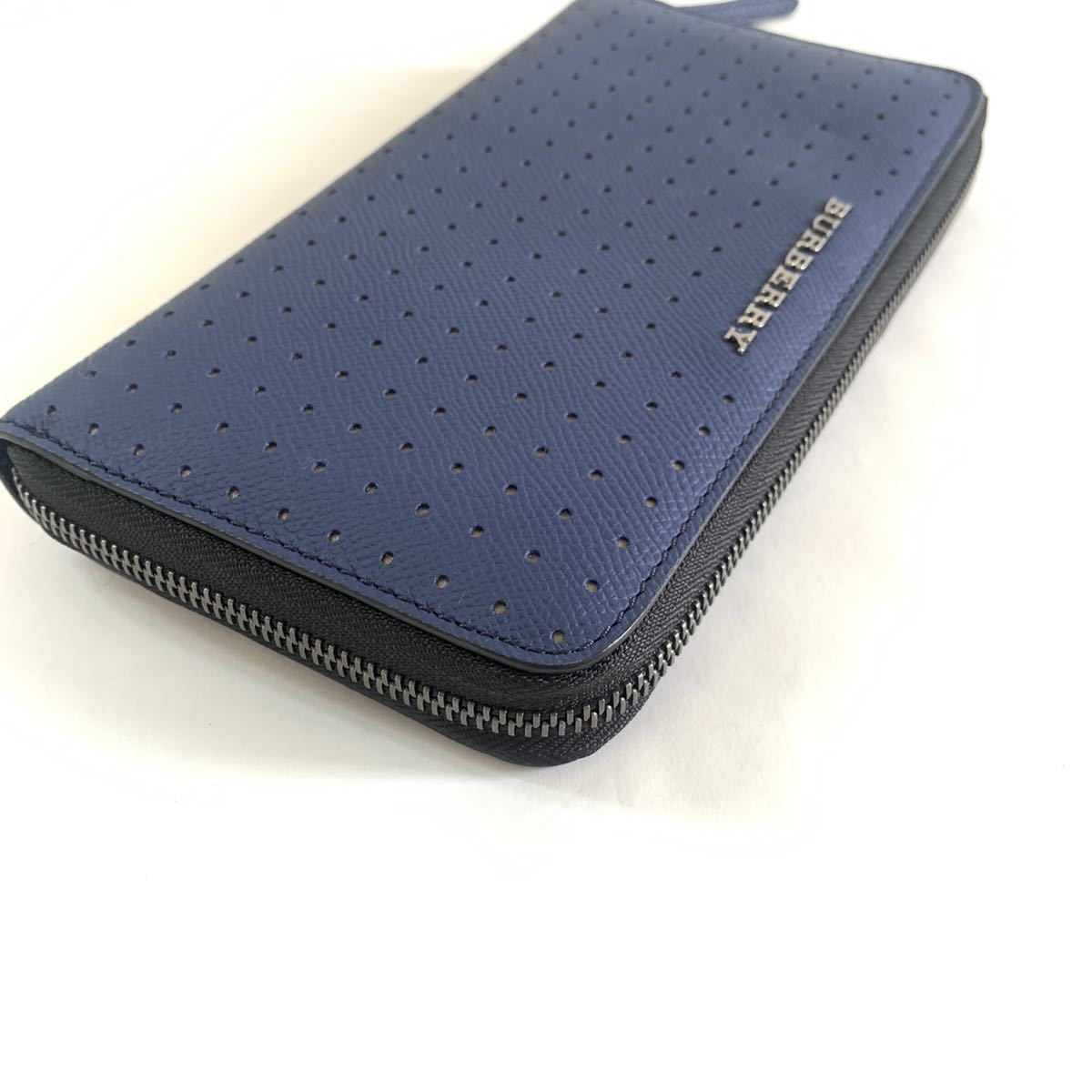 Burberry バーバリー ラウンドファスナー 長財布 ラウンドジップ メンズ レディース 紺 ネイビー 青 男性用財布 売買されたオークション情報 Yahooの商品情報をアーカイブ公開 オークファン Aucfan Com