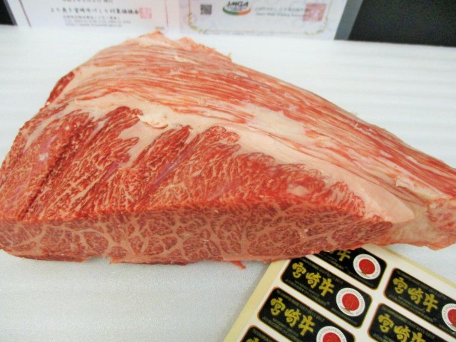 ◆◇宮崎牛A５　超特三角バラ芯　１，３３ｋｇ　◇◆ ◇◇ ◇◇常陸牛A５ 特選バラの頭バラ 超特肩ロースネック切り落し 全国無料，得価 訳