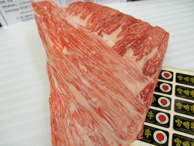 ◆◇宮崎牛A５　超特三角バラ芯　１，３３ｋｇ　◇◆ ◇◇ ◇◇常陸牛A５ 特選バラの頭バラ 超特肩ロースネック切り落し 全国無料，得価 訳