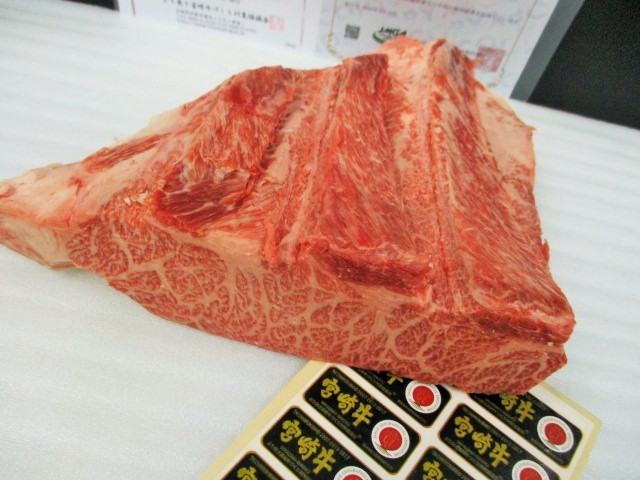 ◆◇宮崎牛A５　超特三角バラ芯　１，３３ｋｇ　◇◆ ◇◇ ◇◇常陸牛A５ 特選バラの頭バラ 超特肩ロースネック切り落し 全国無料，得価 訳
