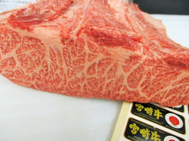 ◆◇宮崎牛A５　超特三角バラ芯　１，３３ｋｇ　◇◆ ◇◇ ◇◇常陸牛A５ 特選バラの頭バラ 超特肩ロースネック切り落し 全国無料，得価 訳