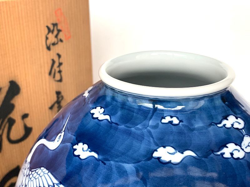 1420B03*11B△有田焼・源右衛門窯造・染付 雲鶴文花瓶・共箱