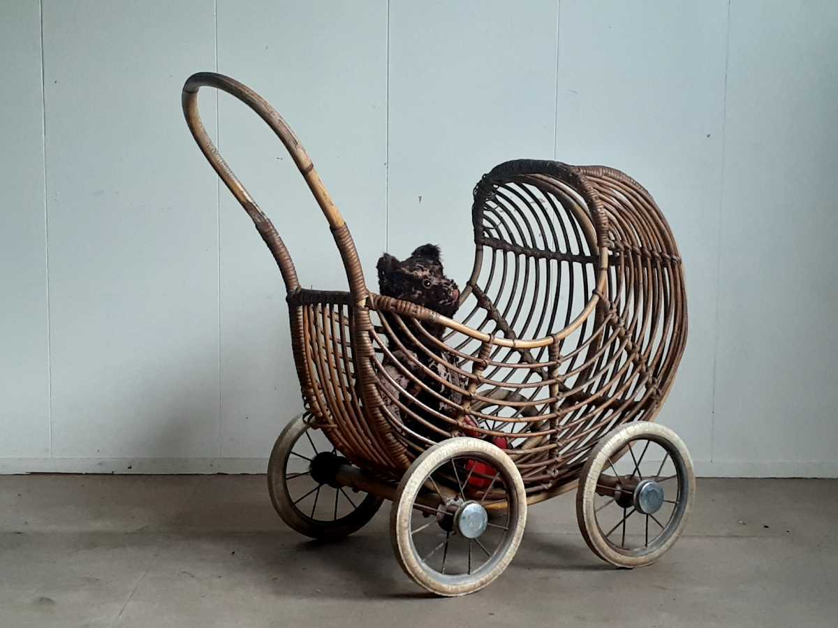 お人形　ベビーカー　乳母車　アンティーク　ヴィンテージ　ハンドメイド 古い藤製 人形用 乳母車 ベビーカー ままごと ガーデニング インテリア