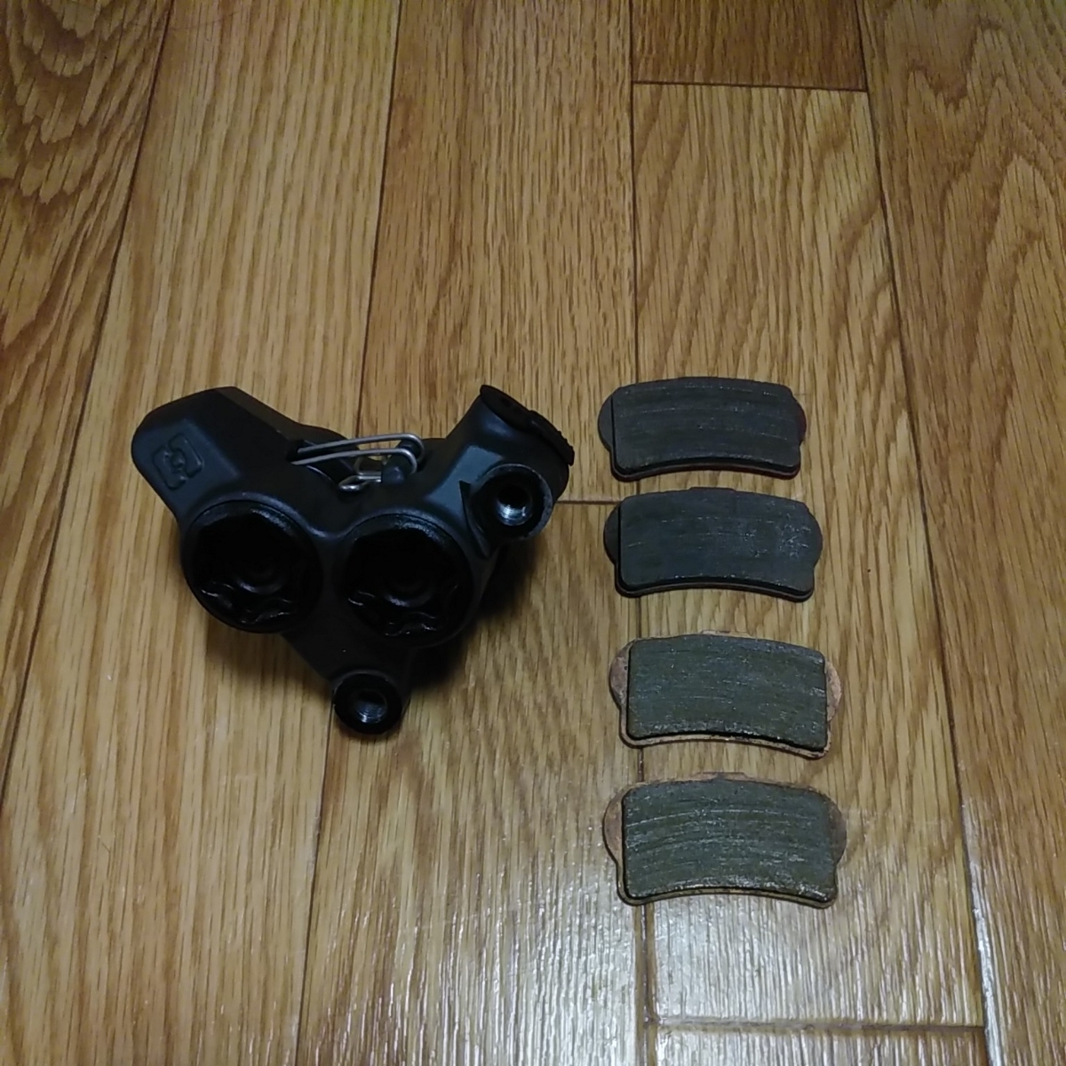 BRAKTECモノブロックフロントブレーキキャリパー おまけブレーキパッド 