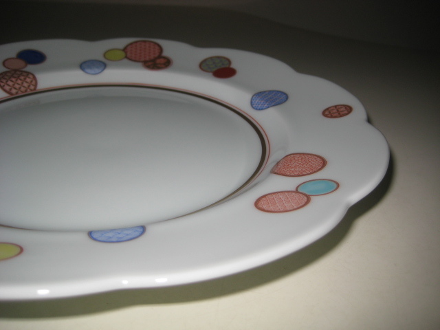 深川製磁 ○◎○ 赤絵丸紋 盛皿 花型 輪花 27cm 大皿 （未使用品