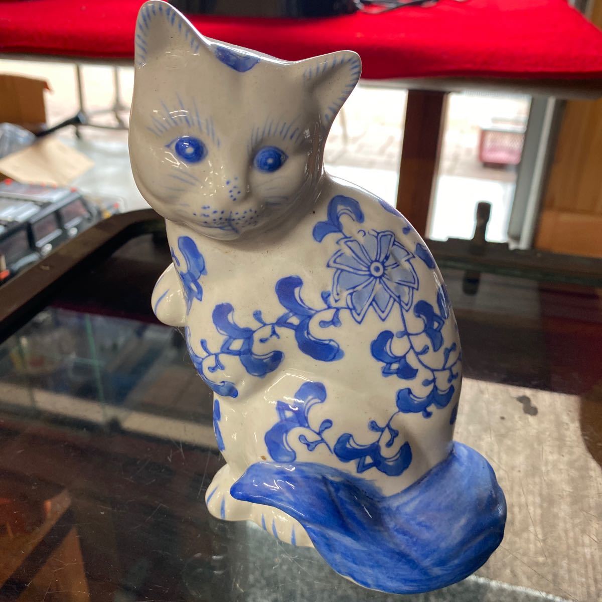 招き猫 : 陶磁器製 2体伝統的な染め付け柄花 招き猫置物 伊万里焼 瀬戸
