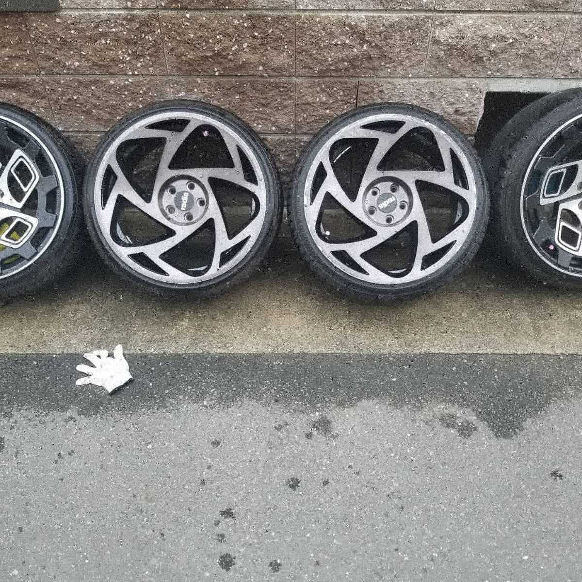 トヨタ「プリウス」をUS仕様で着地スタイルに！「VIP」セダンから 