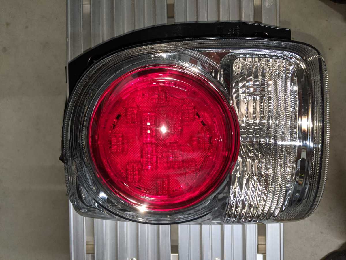 ダイハツ/ムーヴキャンバス テールランプユニット左 :LA800系 ムーヴ