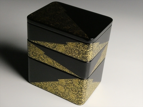 N663 輪島塗 西鍛治 造 天然木 漆塗 沈金 小菊文 弁当箱 三段重 菓子器 二客 共箱