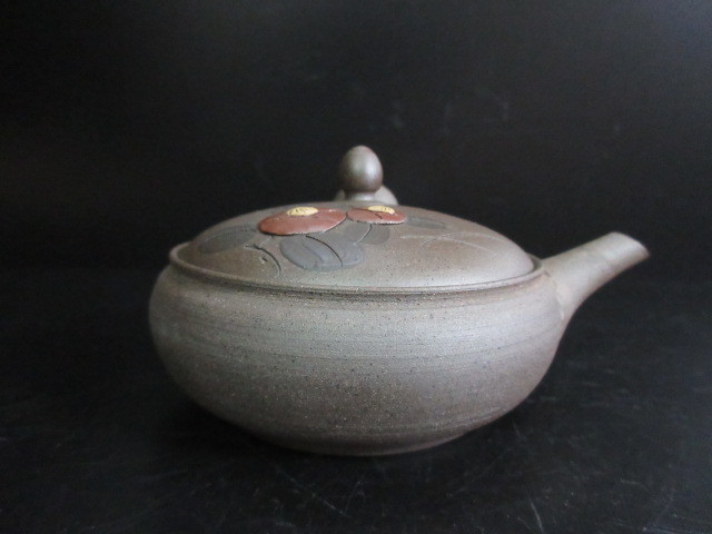 常滑焼 名工 甚秋(伊藤成二)造 手捻り 椿図彫蓋 平茶注 急須 煎茶道具