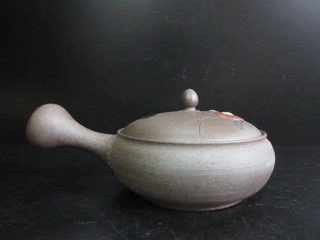 常滑焼 名工 甚秋(伊藤成二)造 手捻り 椿図彫蓋 平茶注 急須 煎茶道具