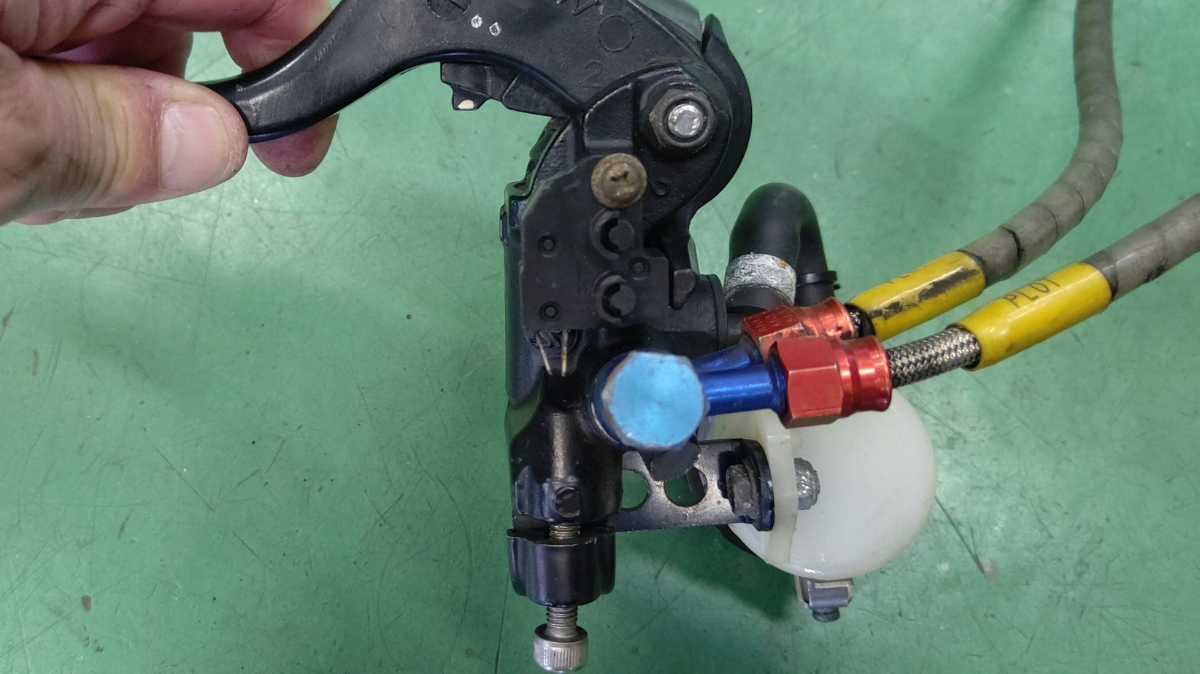 ZZR1100Dキャリパー