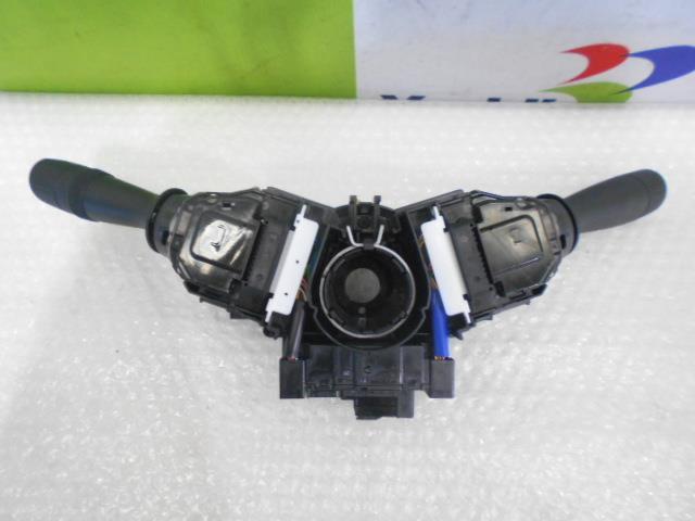 ムーヴキャンバス LA800S ディマースイッチ 15696165 LA800S ダイハツ ムーヴキャンバス | 型式:5BA-LA800S｜ムーヴキャンバス(ダイハツ)の総合情報 後席パワーウインドウレギュレータスイッチ交換（ダイハツ