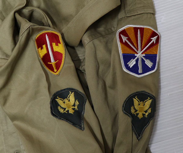 驚きの破格値，定番 LS48米軍実物ARMYアメリカ古着カーキシャツ長袖シャツ60'Sビンテージ綿100ミリタリーシャツKHAKIベージュ系パッチ付き15ナム戦オールド(戦闘服)｜売買されたオークション情報、yahooの商品情 戦闘服