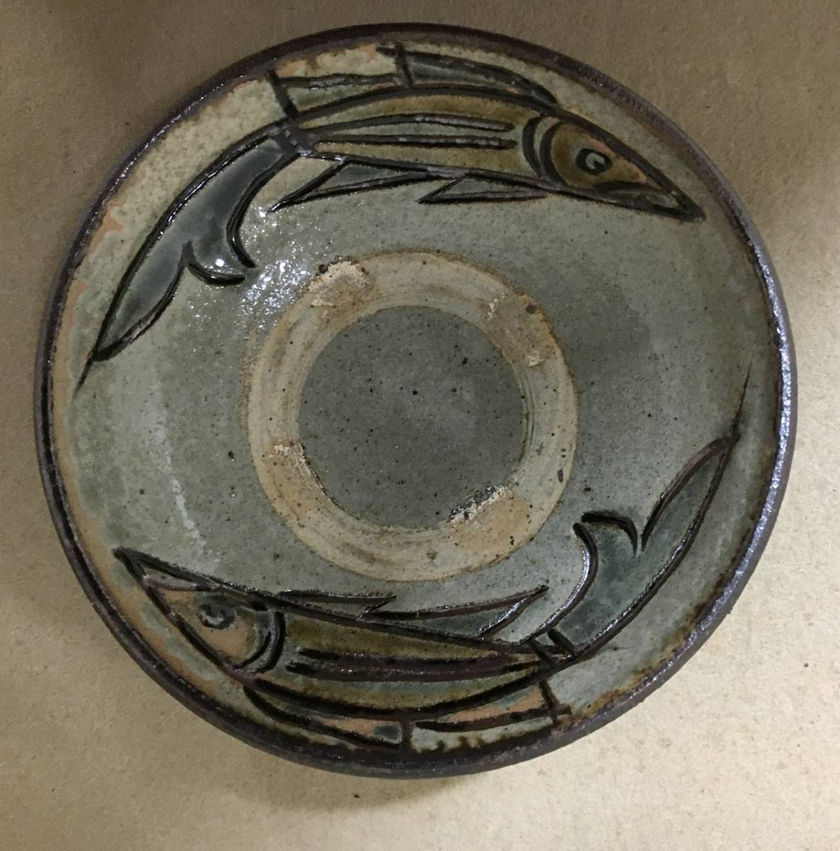 人間国宝 金城次郎 魚紋皿 栞 共箱(本人直筆）美品 壷屋焼 ｗ22.5cm 人間国宝 金城次郎 壺屋焼魚文皿 共箱 栞 金城次郎 【公式通販】