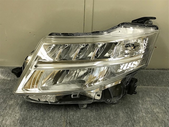 208-953-5☆美品 中期 LED NSP130 ヴィッツ/HV☆右テールライト KOITO