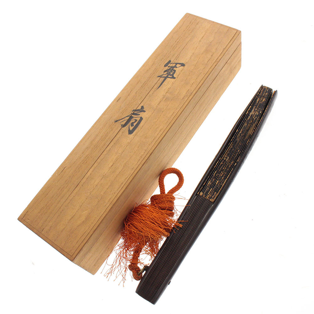 軍扇 時代物 軍配団扇 武将 骨董品 扇子 日本軍 鉄扇 武具 甲冑 全長約33cm ブラック 黒 木箱付き(甲冑(兜、鎧))|売買された ...