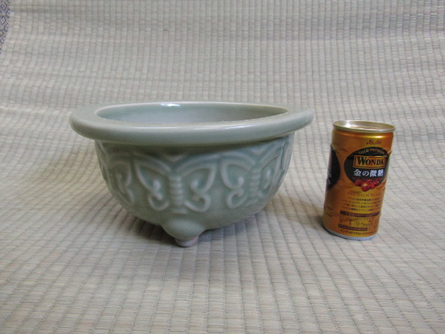 浮盛蝶模様■古い植木鉢／三足 三脚■検索：尾張焼・青磁・猫足・盆栽・盆器・時代鉢