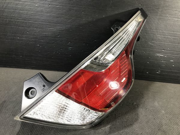 ★送料無料★36T032 アクア NHP10 中期 右テールライト_1
