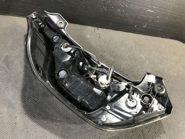 ★送料無料★36T032 アクア NHP10 中期 右テールライト_4