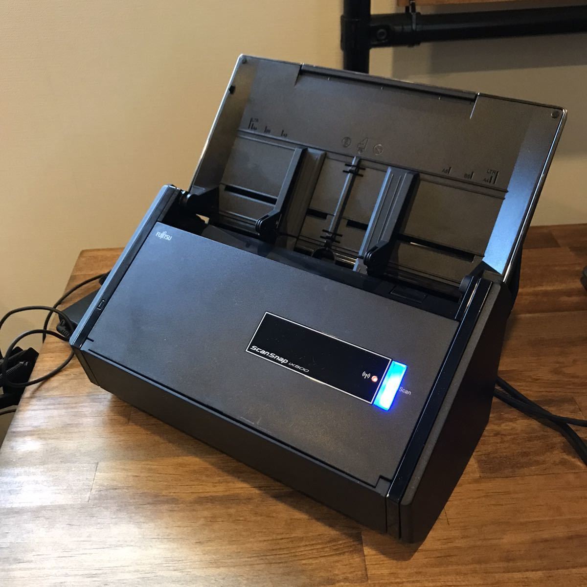 iX500 スキャナー ScanSnap： ScanSnap RICOH | 特長: 本体デザインを 