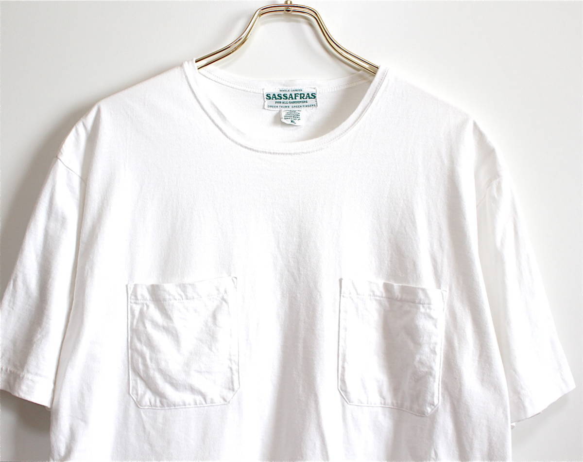 T POCKET 1&frasl;2』 SASSAFRAS『CHOP CORNER White ササフラス・ポストオーバーオールズ・ラリースミス・セントジェームス T-Shirt Pocket – Sassafras（カラーホワイト）（Tシャツ・カットソー MSCHF Fit Relaxed Organic OG