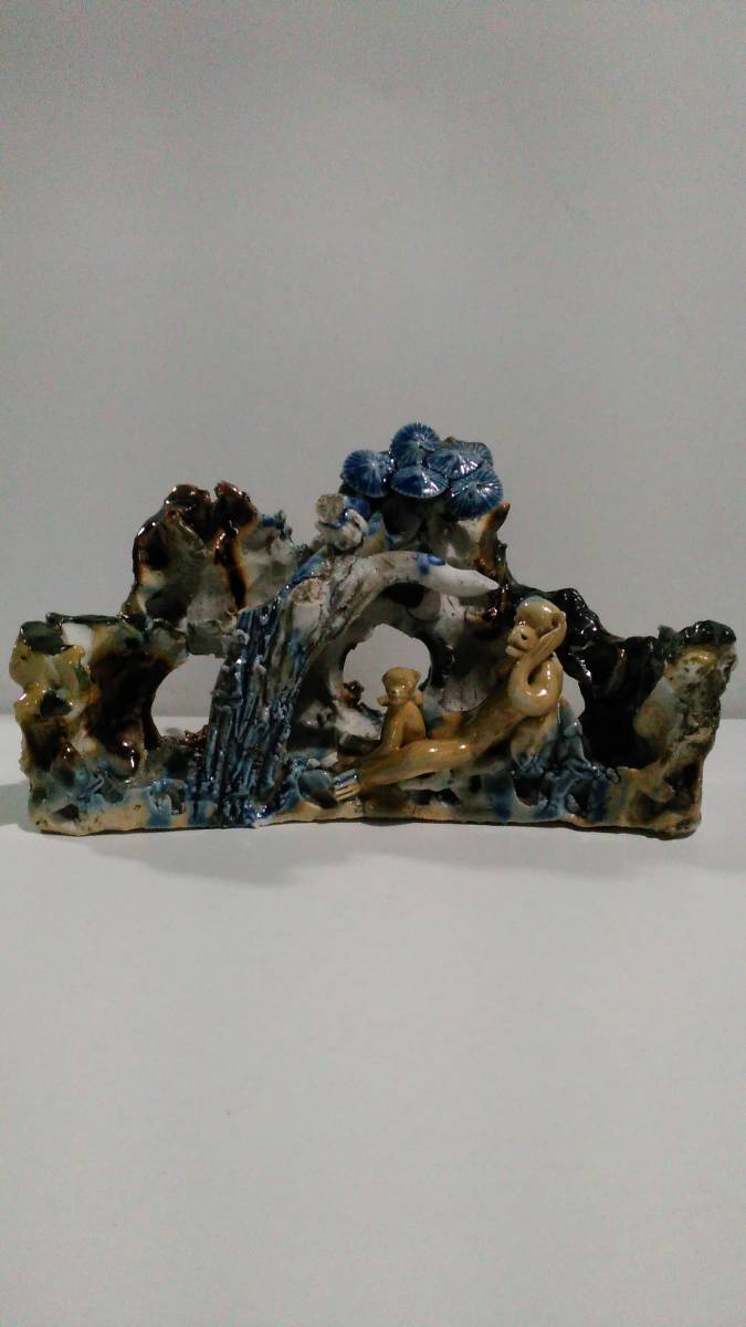 李朝小影図録掲載現品　鉄砂染付猿の筆架　箱付
