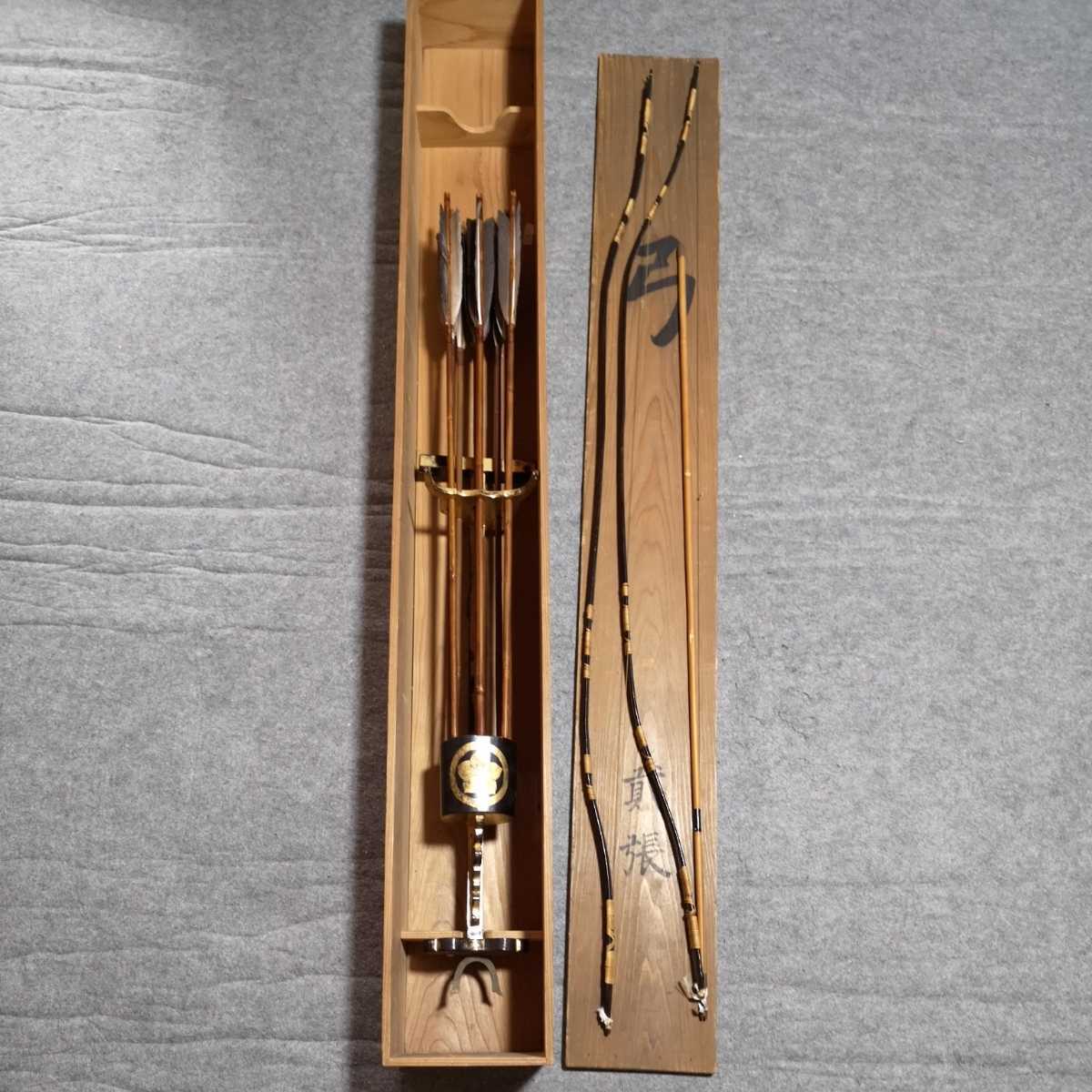 和弓 短弓 弓飾り 明治初期 武家 儀式 神事 漆塗り 長さ約125cm 家紋入 丸に桔梗 装飾弓 木箱入(武具)|売買されたオークション情報 ...