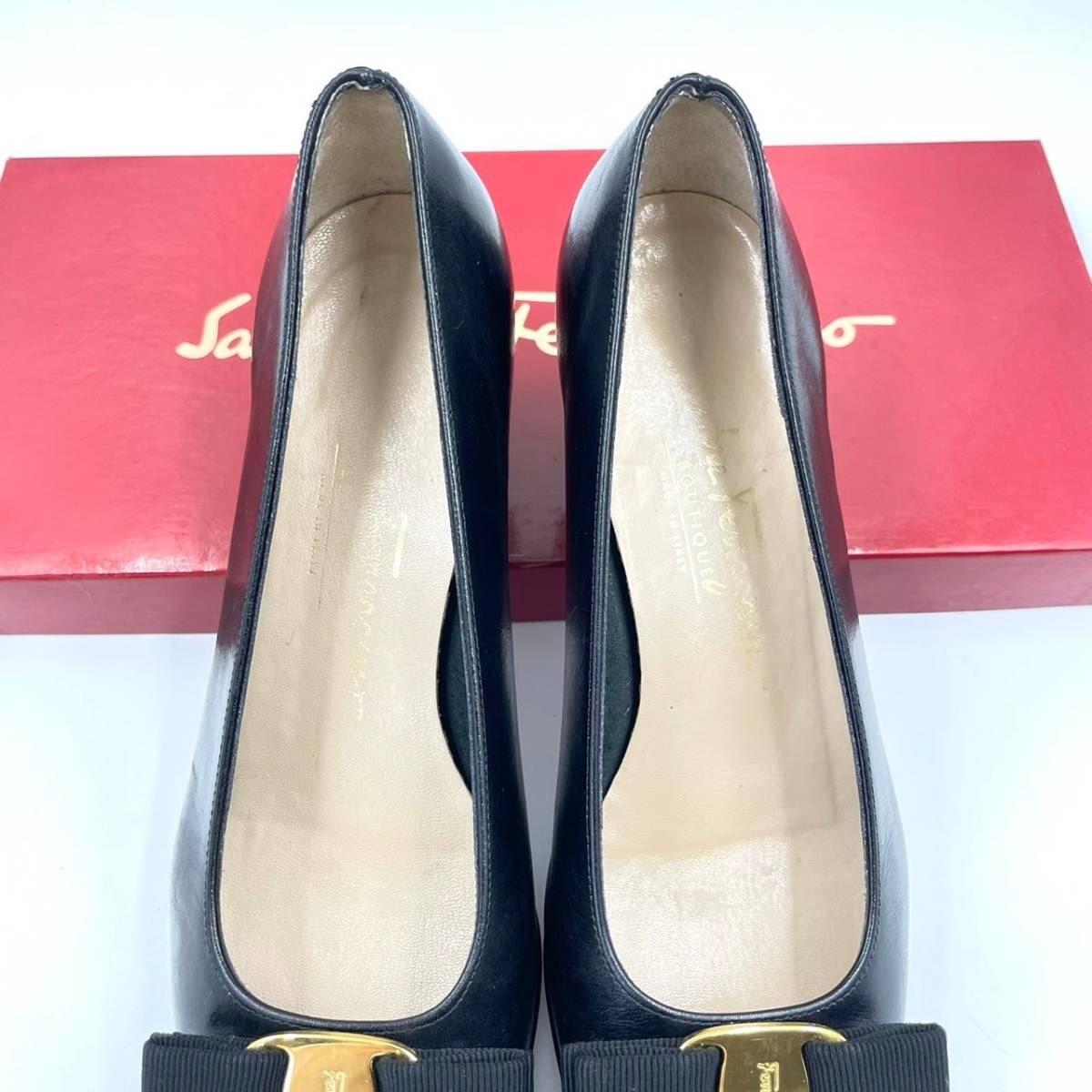 【美品】フェラガモ ヴァラ リボン レザー ローヒール パンプス ブラック 6C 2 Salvatore Ferragamo サルヴァトーレフェラガモ 本 ラウンドトゥ 本革パンプス
