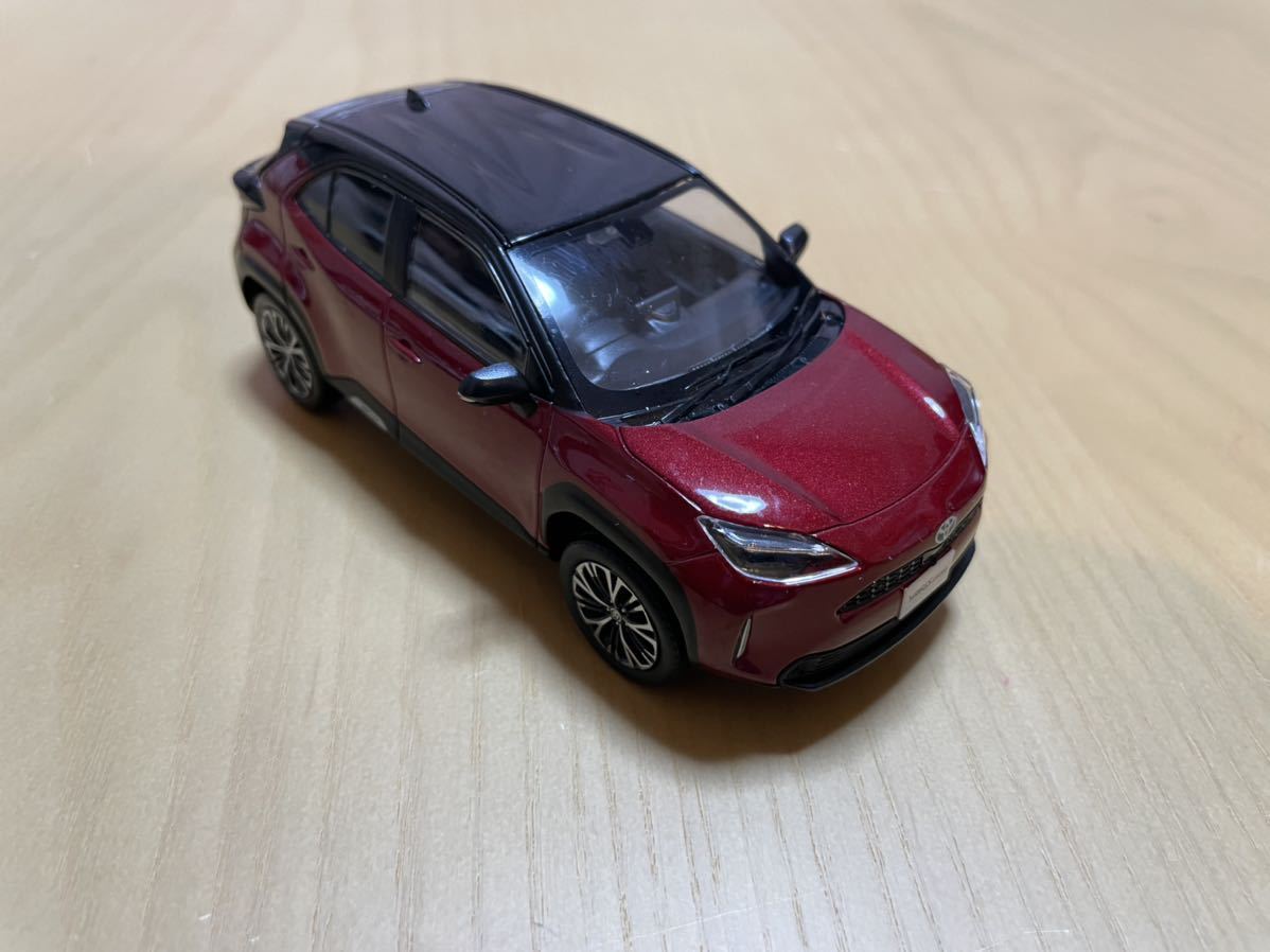 トヨタ ヤリスクロス ブラックマイカ×センシュアルレッドマイカ カラー