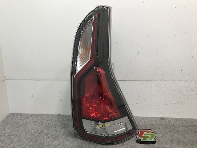 セレナ ハイウェイスター S/X/G C27/GC27/GFC27/GNC27/GFNC27 純正 前期 右テールランプ/ライト KOITO 220-23719 26550-5TA0B(112627)