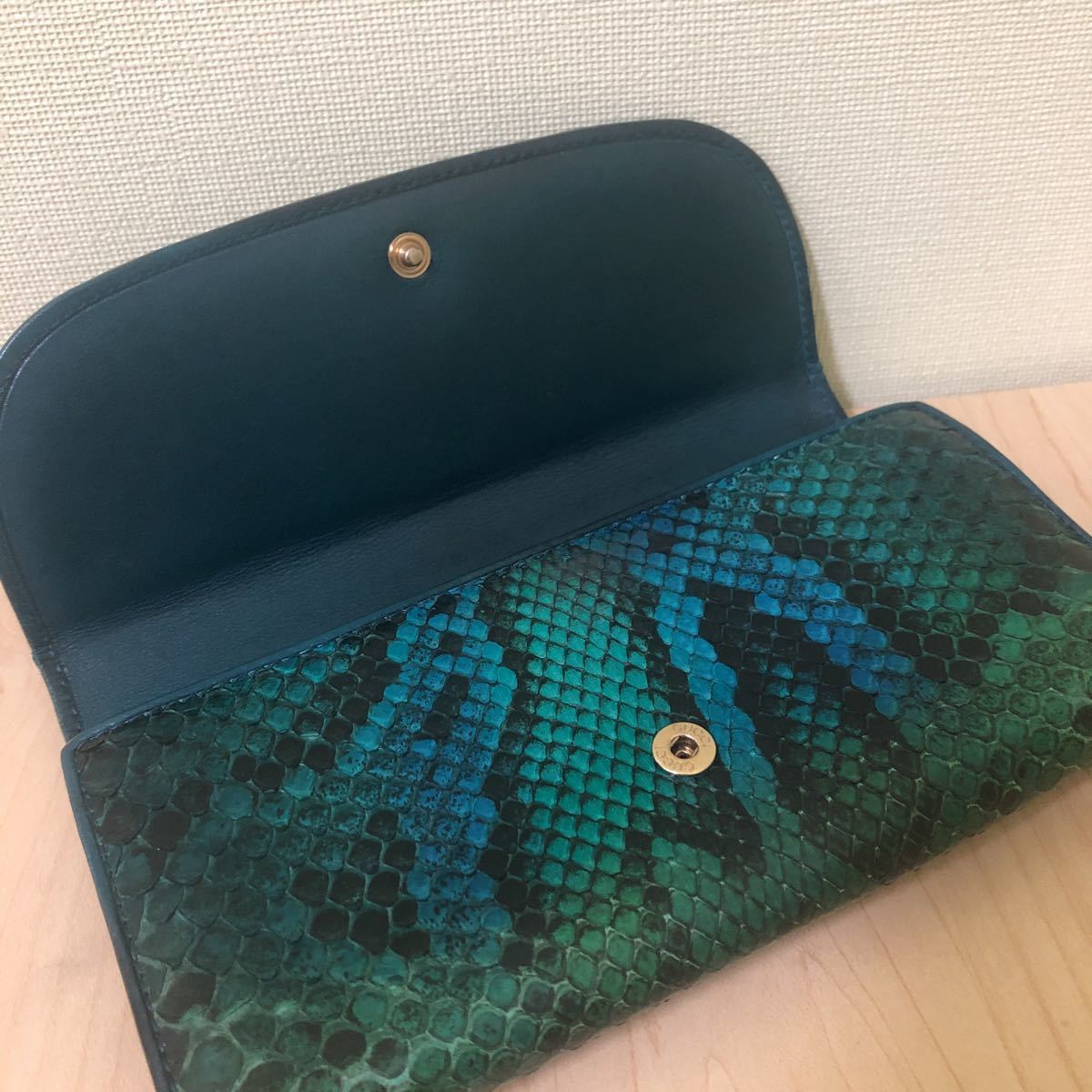 Gucci グッチ グリーン パイソン 長財布 メンズ 蛇革 男性用財布 売買されたオークション情報 Yahooの商品情報をアーカイブ公開 オークファン Aucfan Com