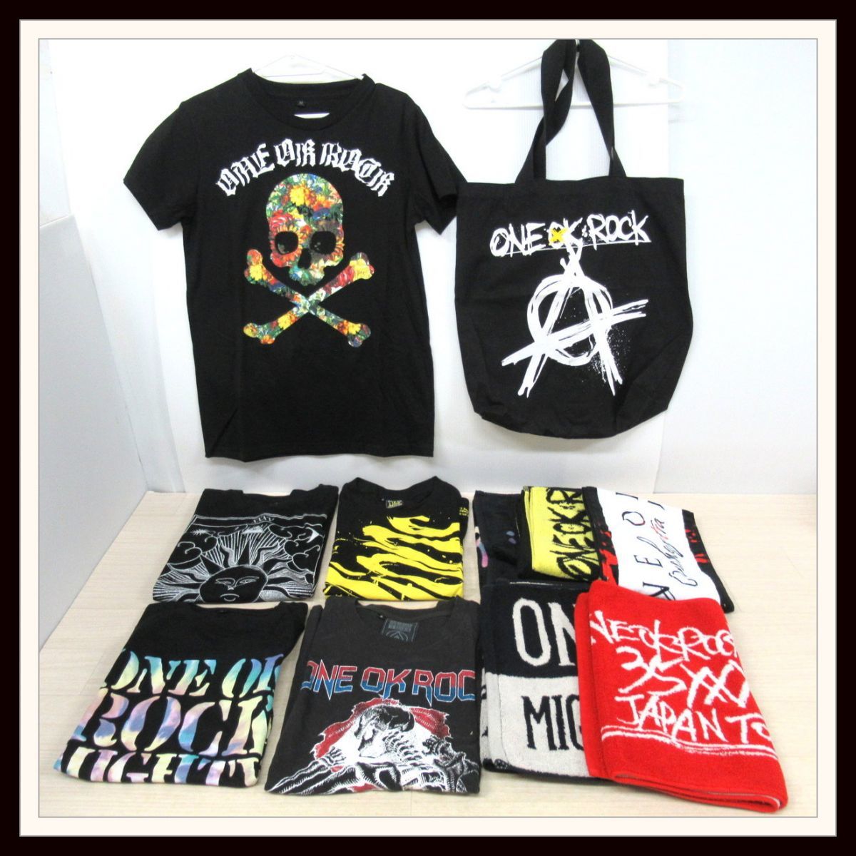 ONE OK ROCK Tシャツ Sサイズ2枚セット　おまけTシャツ付き ONE OK ROCK ワンオク グッズセット/タオル/バッグ/Tシャツ（S～M