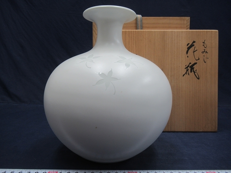 D1418 永澤永信 出石焼 白磁 もみじ 花瓶 花入 花生 壷 花器 共箱 陶磁一般 売買されたオークション情報 Yahooの商品情報をアーカイブ公開 オークファン Aucfan Com