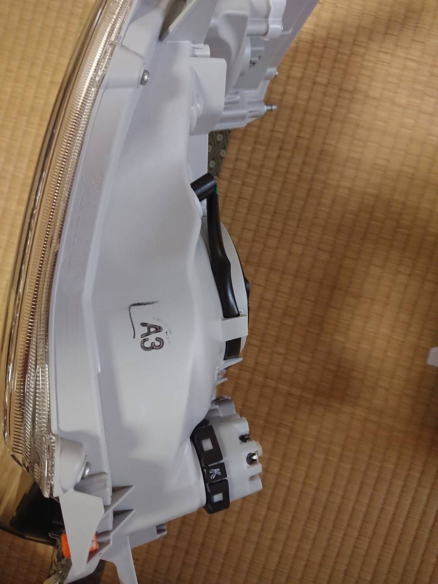 新車外し ハイエース200系 4・5型 ダークプライムⅡ純正LED 新車外し ハイエース200系 4・5型 ダークプライムⅡ純正LED