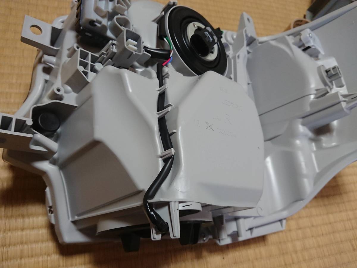 新車外し ハイエース200系 4・5型 ダークプライムⅡ純正LEDヘッド 