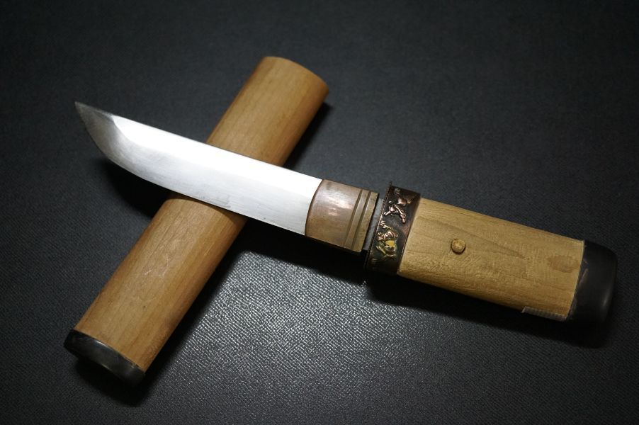 短刀用　刀装具(柄、鍔、切羽、巾木、鞘) b597 武具 短刀拵え [刃長116㎜] 模造刀 巾木 切羽 赤銅馬図