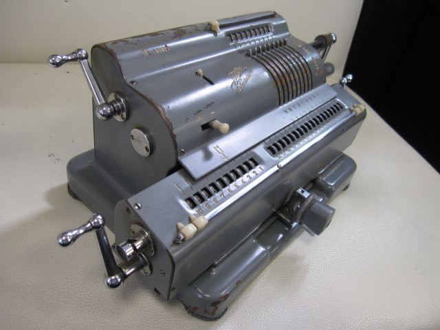 昭和レトロ 手回し計算機 タイガー機械式計算機 - メルカリ | 手動