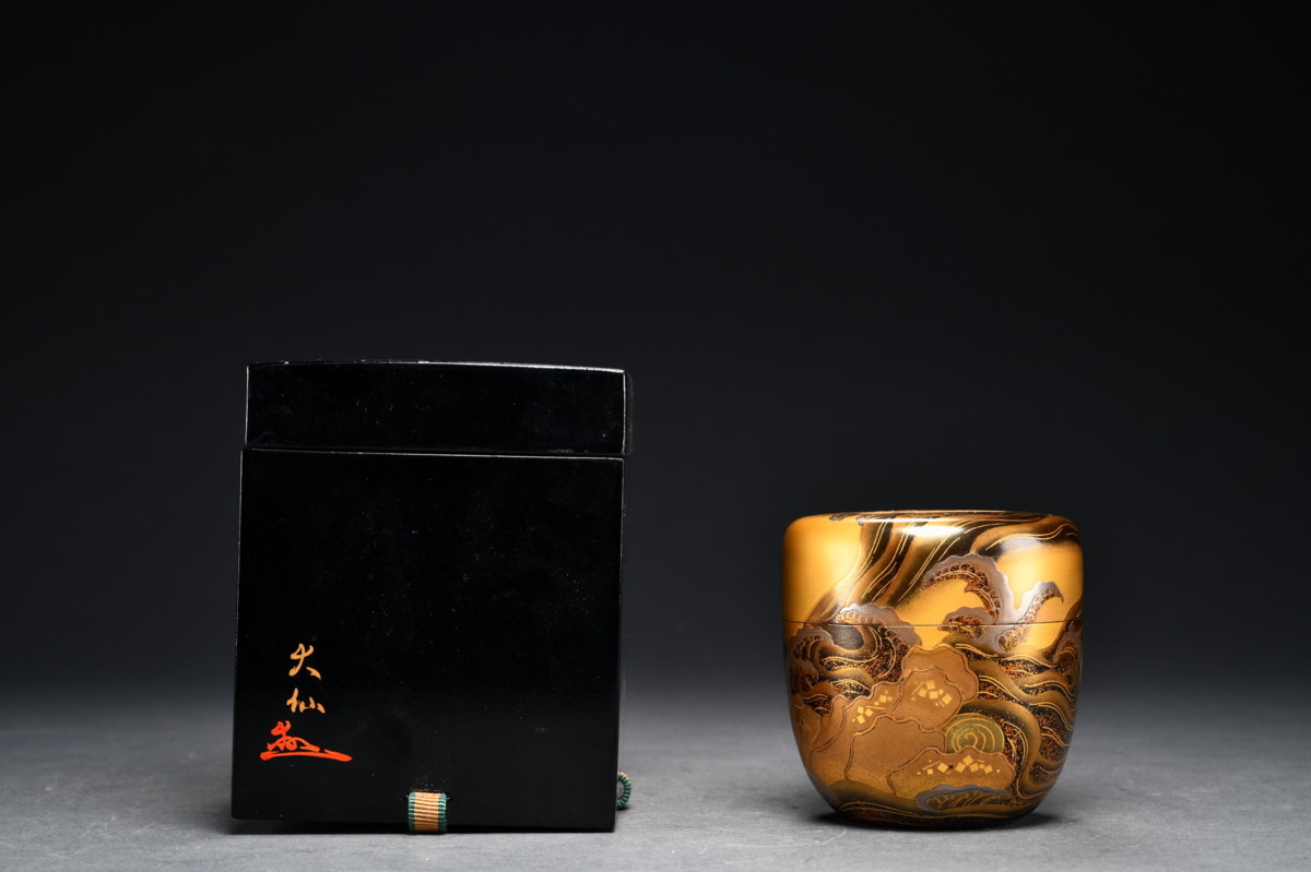 共箱 加賀蒔絵師 金地鳴門蒔絵棗 野村大仙(作) | 蒔絵博物館 日の出鶴