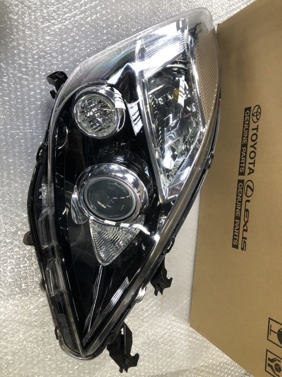 トヨタ 右 ヘッドライト アイシス ZNM10 ZNM10, ANM10, ANM10G, ANM10W