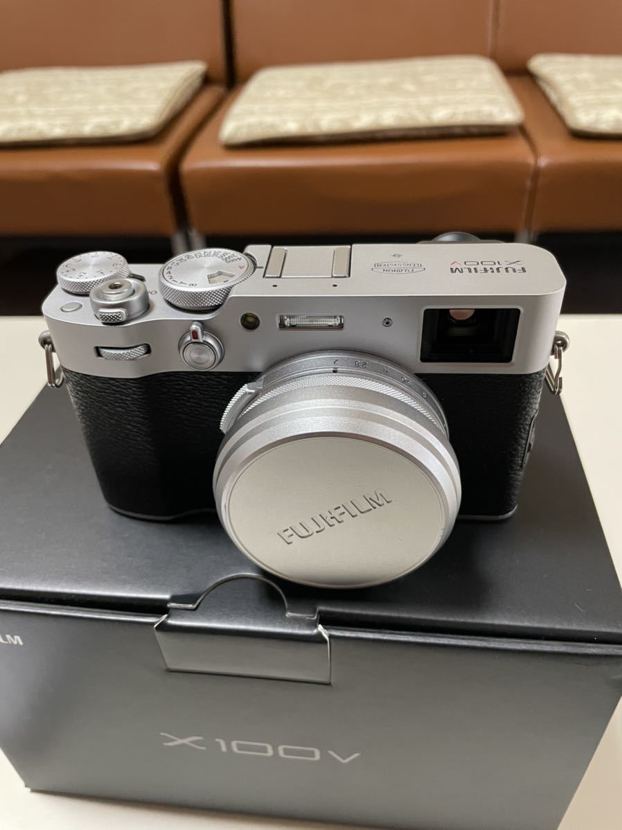 美品　FUJIFILM 富士フィルム X100V オマケありシルバー 