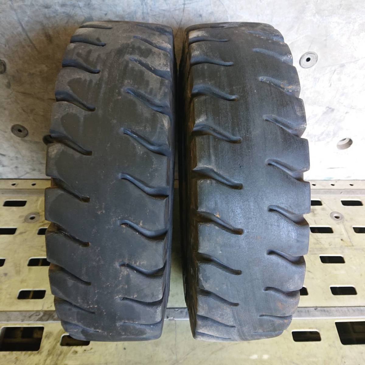 349:フォークリフト中古タイヤ　AICHI　500-8　2本　重さ1本16kg　ノーパンクタイヤ フォークリフト タイヤ 0 フォークリフトタイヤ リム幅 BIGLEMON（ビッグレモン